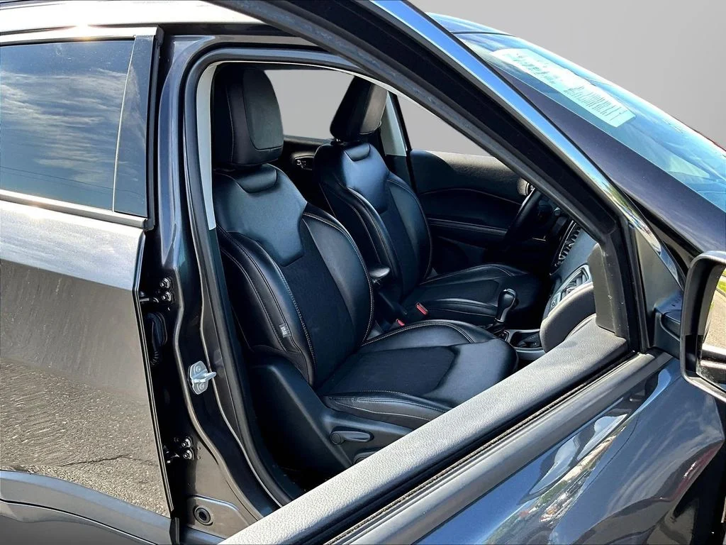 Used 2019 Crystal Metallic Jeep Latitude image 30
