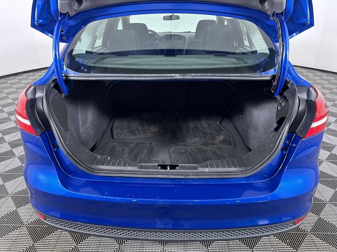 Used 2018 Blue Ford SE image 23