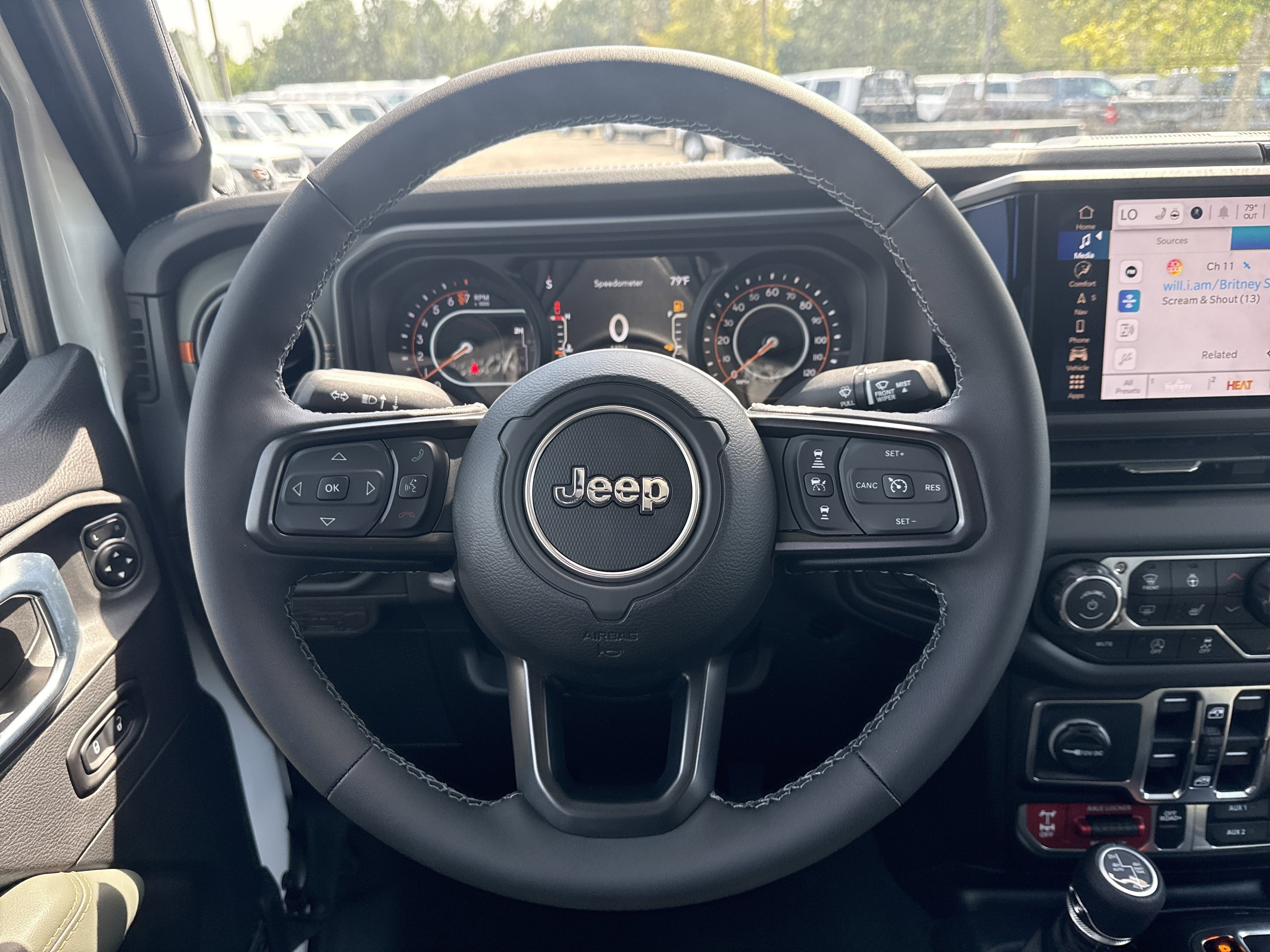 New 2026 Bright White Clear-Coat Exterior Paint Jeep Mojave X image 25