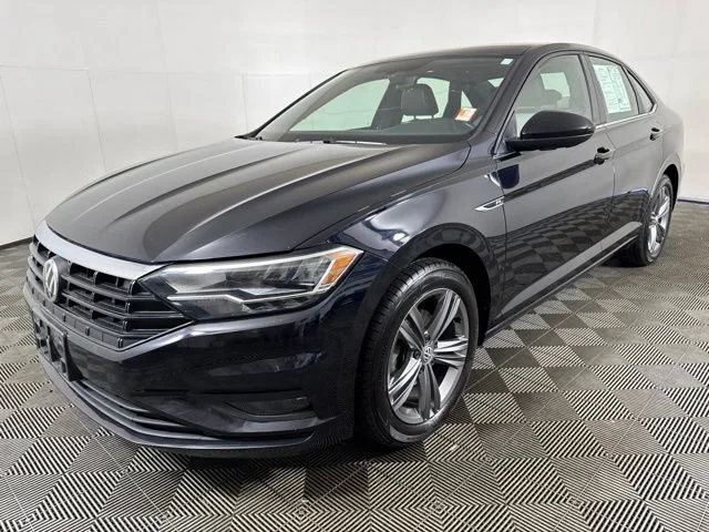 Used 2019 Deep Black Pearl Effect Volkswagen R-Line image 8