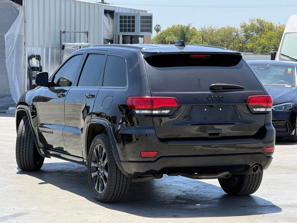 Used 2019 Diamond Black Crystal Pearlcoat Jeep Altitude image 2