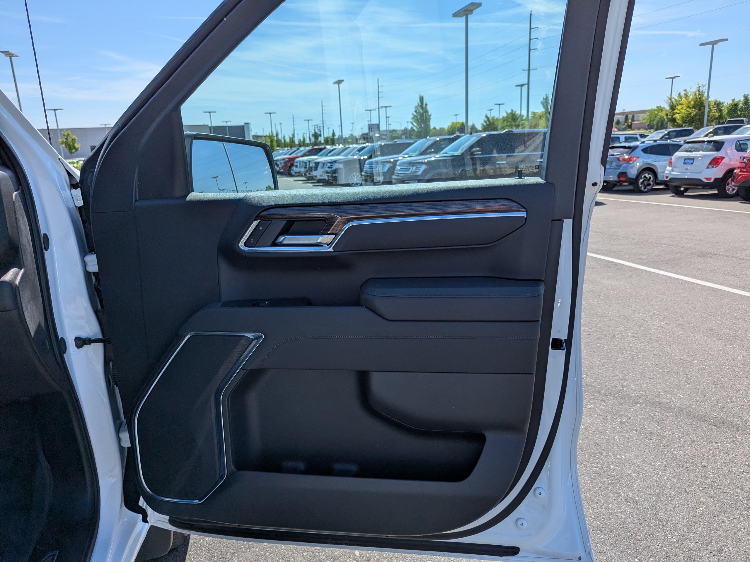 New 2025 Summit White Chevrolet LT image 38