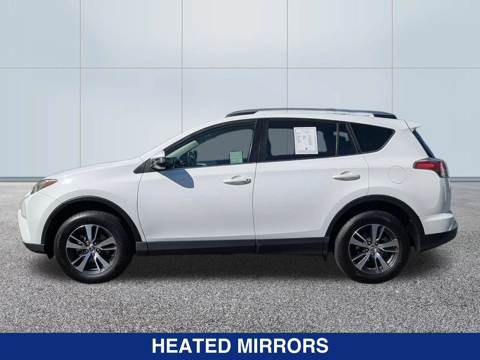 Used 2017  Toyota XLE image 2