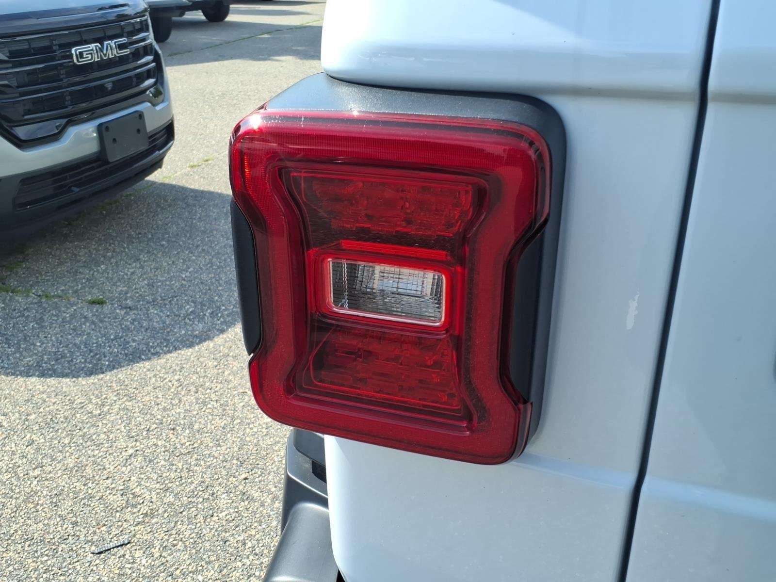 Used 2021 Bright White Clearcoat Jeep Unlimited Sport S image 16