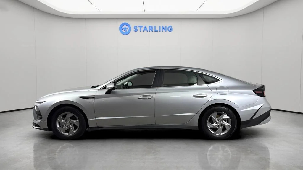 Used 2025 Silver Hyundai SE image 4