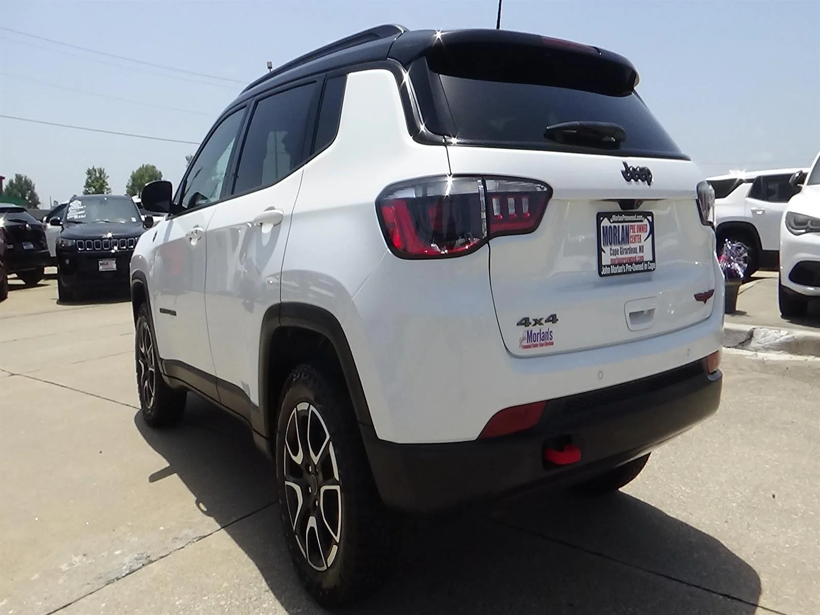 Certified Used 2025 Bright White Clear Coat (pw7) Jeep Trailhawk image 8