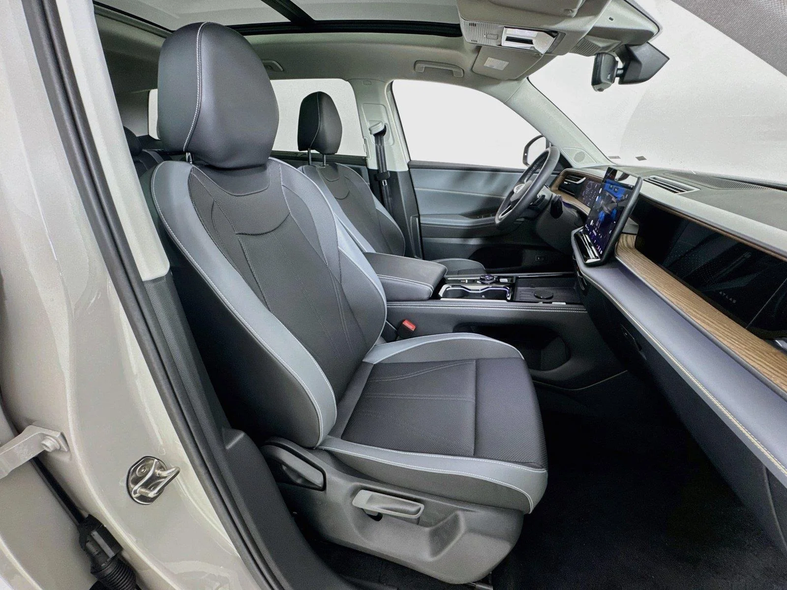 New 2027 Sandstone Volkswagen SE w/Technology image 29