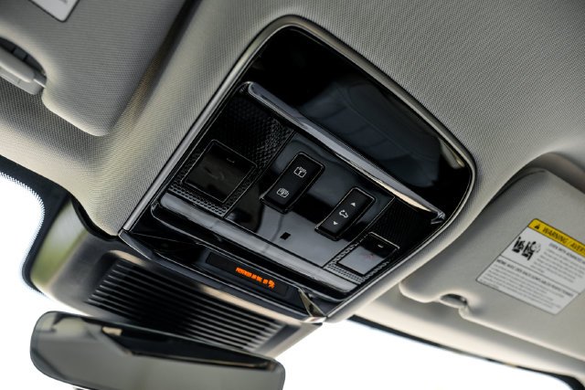 Used 2024  Land Rover Dynamic SE image 34
