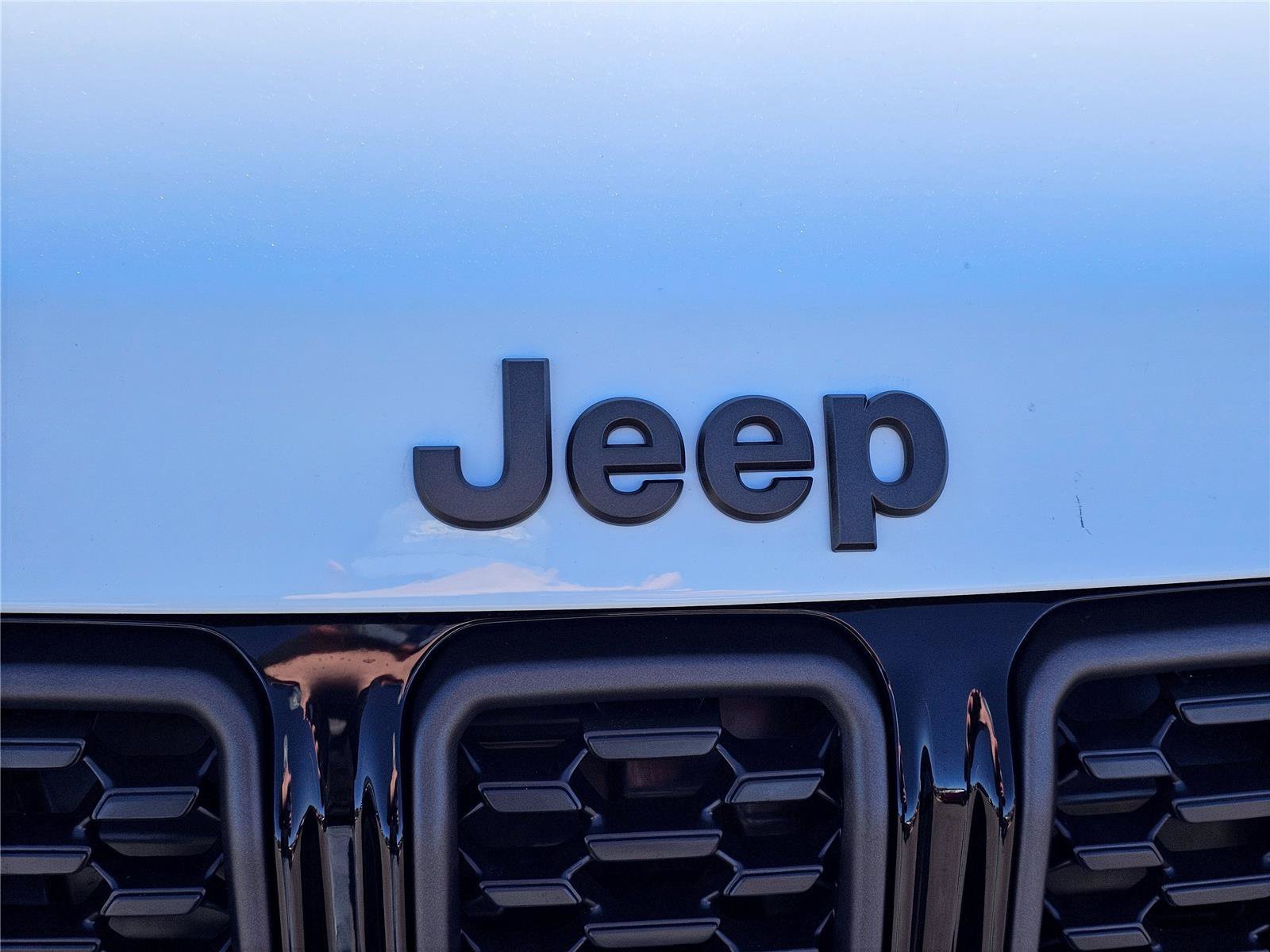 New 2026 Bright White Clearcoat Jeep Latitude Altitude image 3
