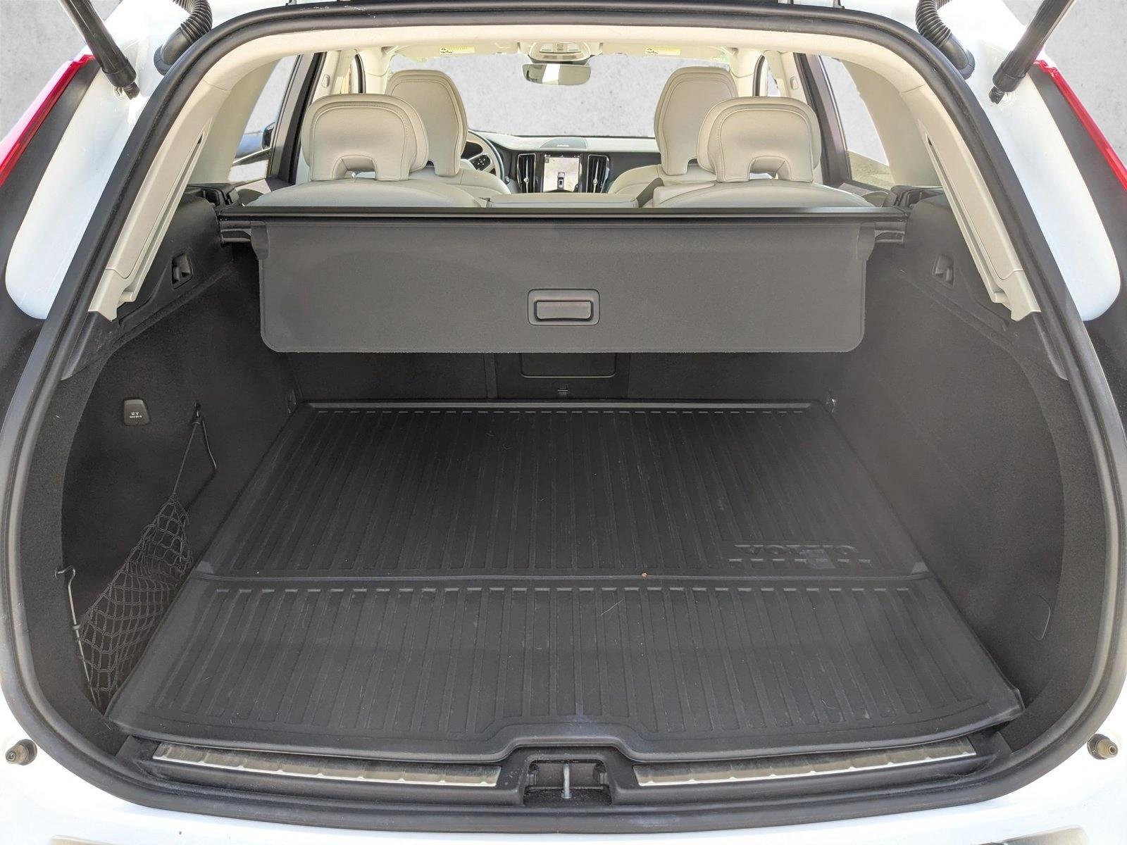 Used 2024 Crystal White Metallic Volvo Plus Dark Theme image 6