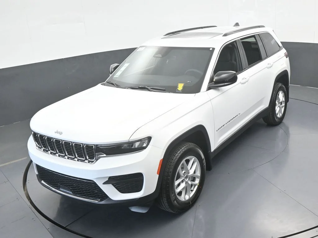Used 2025 Bright White Clearcoat Jeep Laredo X image 41