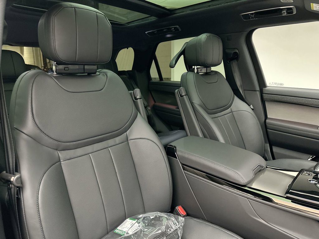 New 2027 Santorini Black Metallic Land Rover SE image 6