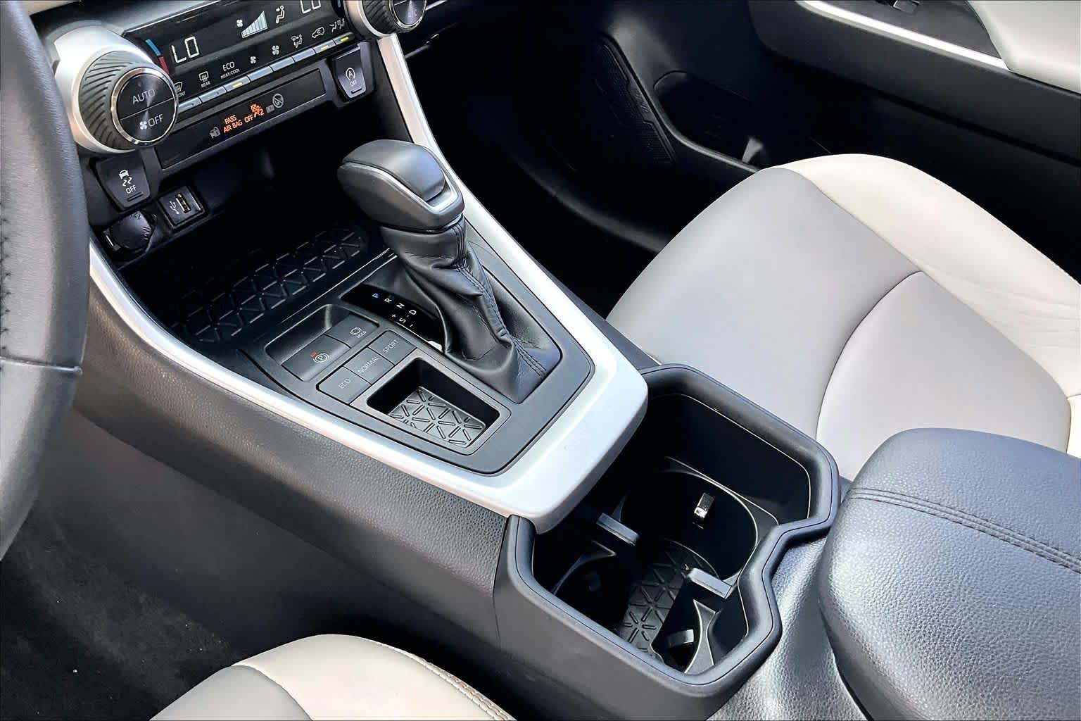 Used 2024 Silver Sky Metallic Toyota XLE Premium image 17