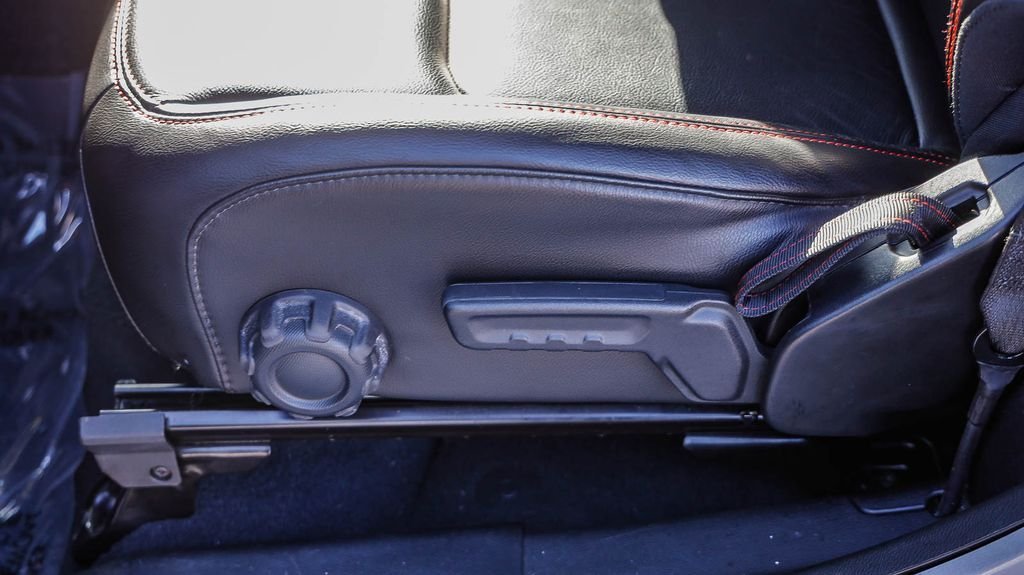 Used 2018 Billet Silver Metallic Jeep Rubicon image 26