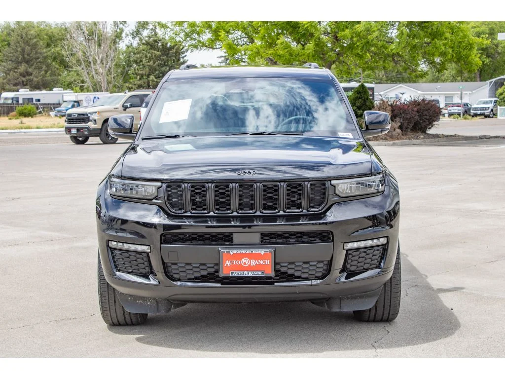 Used 2024 Diamond Black Crystal Pearlcoat Jeep Limited image 3
