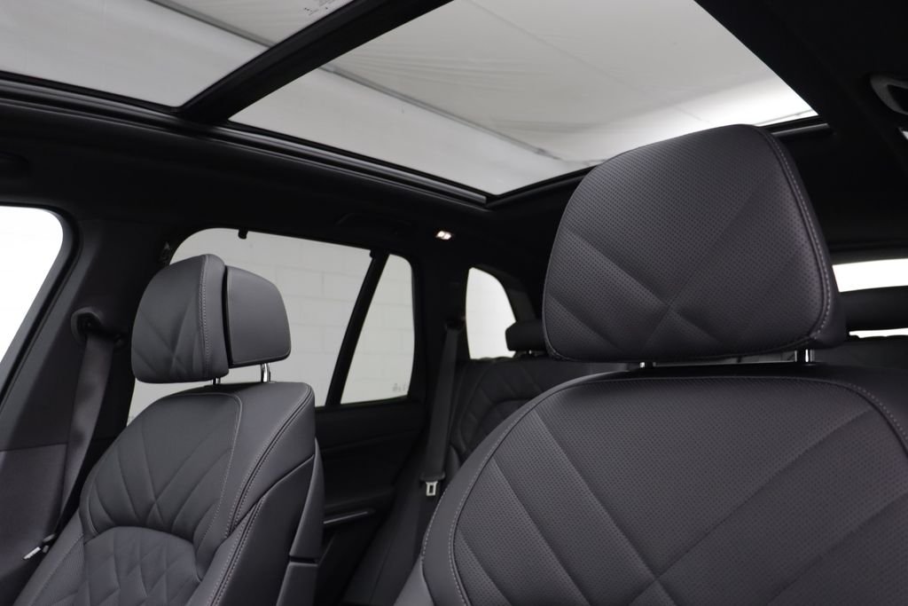 New 2026 Black Sapphire Metallic BMW xDrive40i image 13