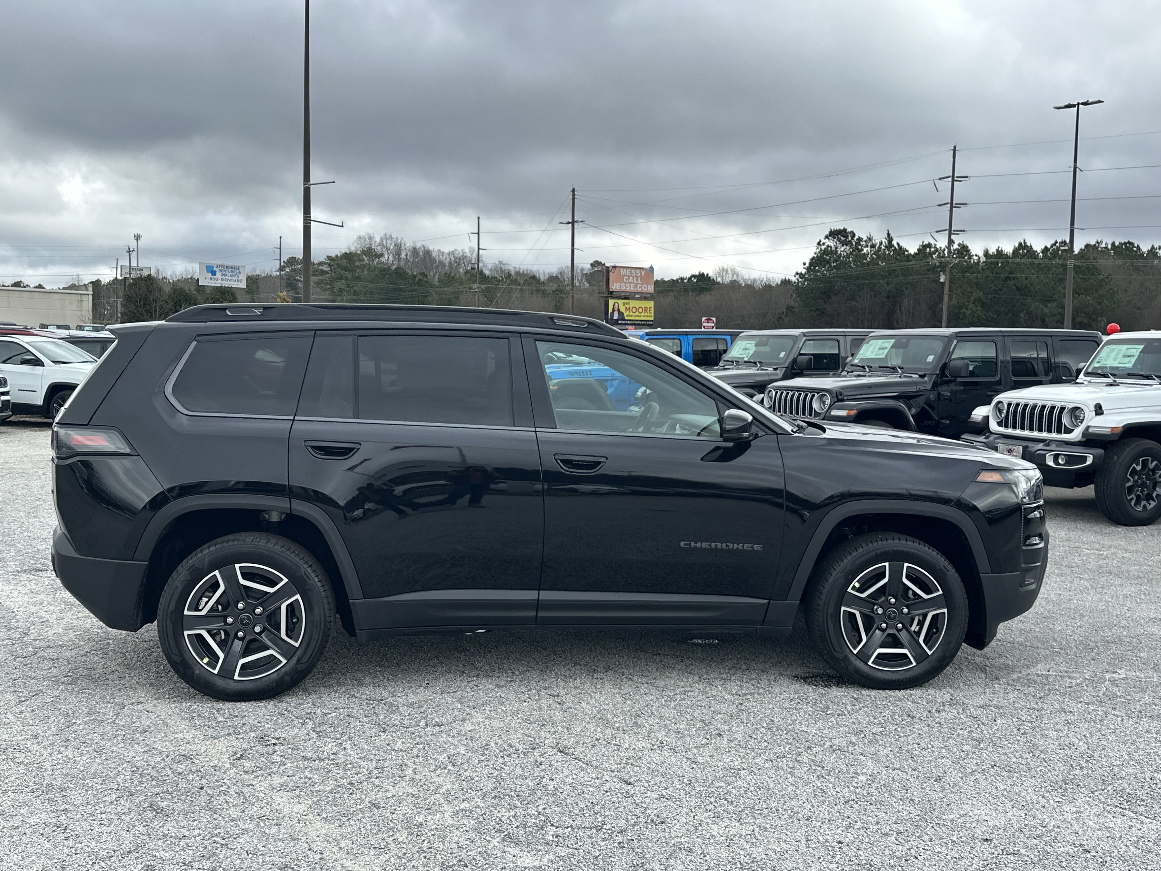 New 2026 Diamond Black Crystal Pearl-Coat Exterior Paint Jeep Limited image 9