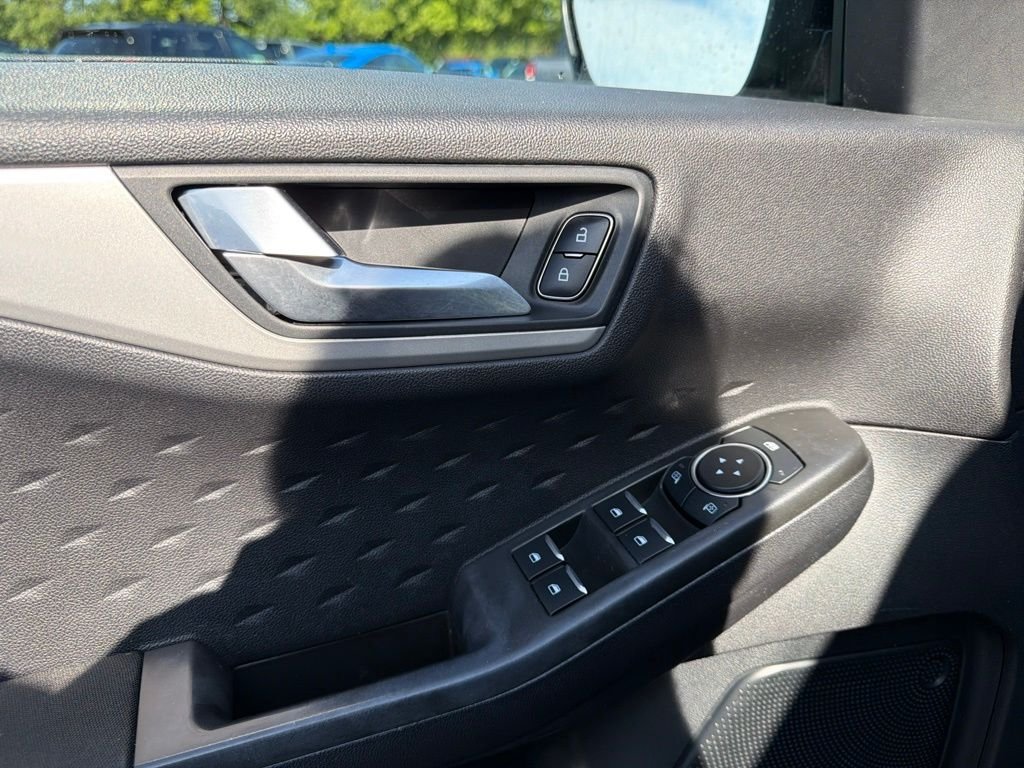 Used 2020 Black Metallic Ford SE image 25