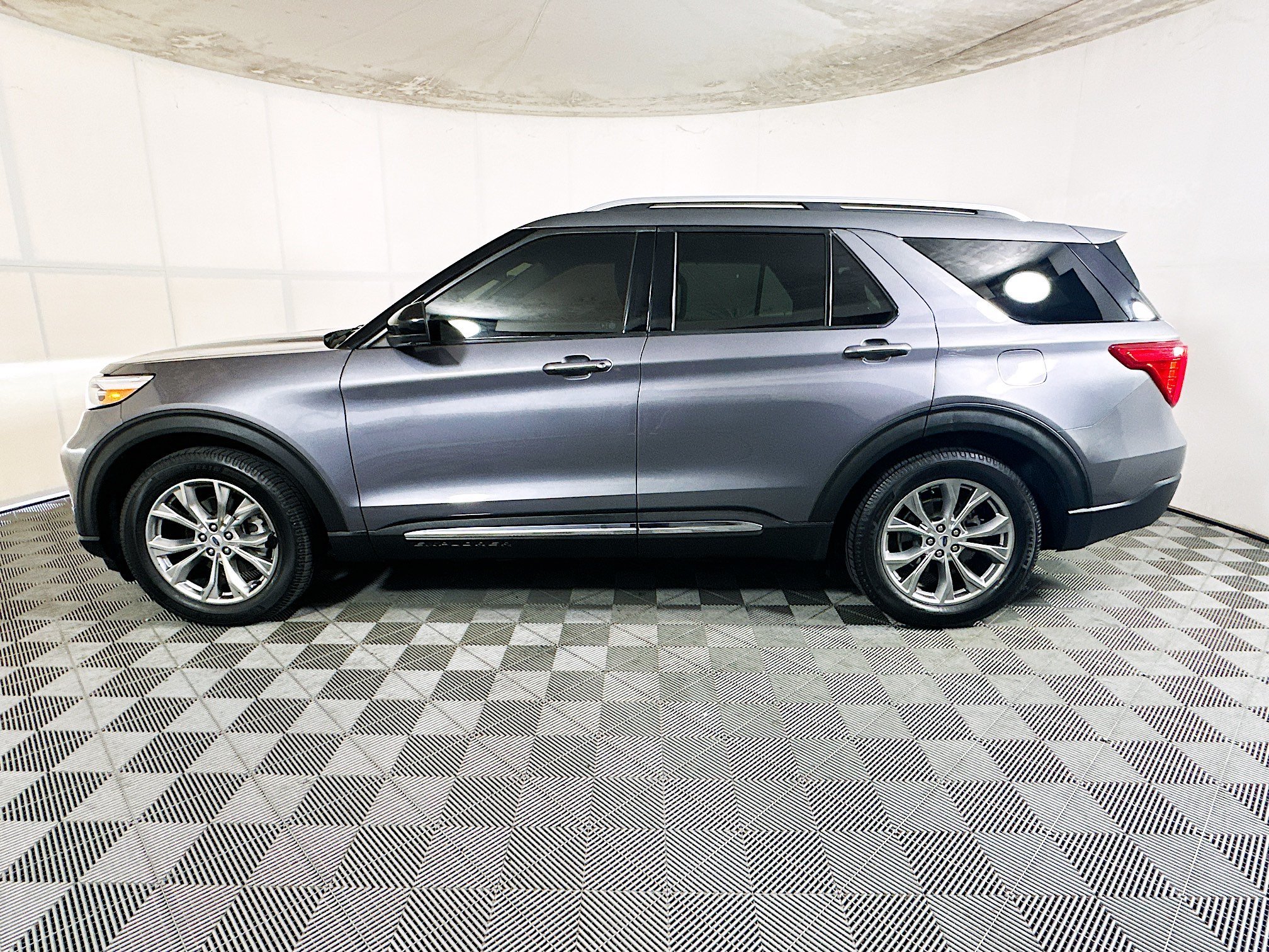 Used 2022 Gray Metallic Ford Limited image 6