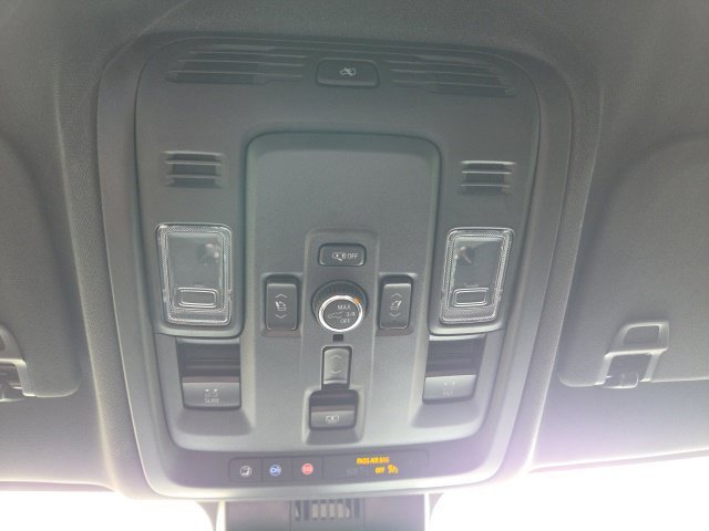 Used 2025 White GMC AT4 image 40
