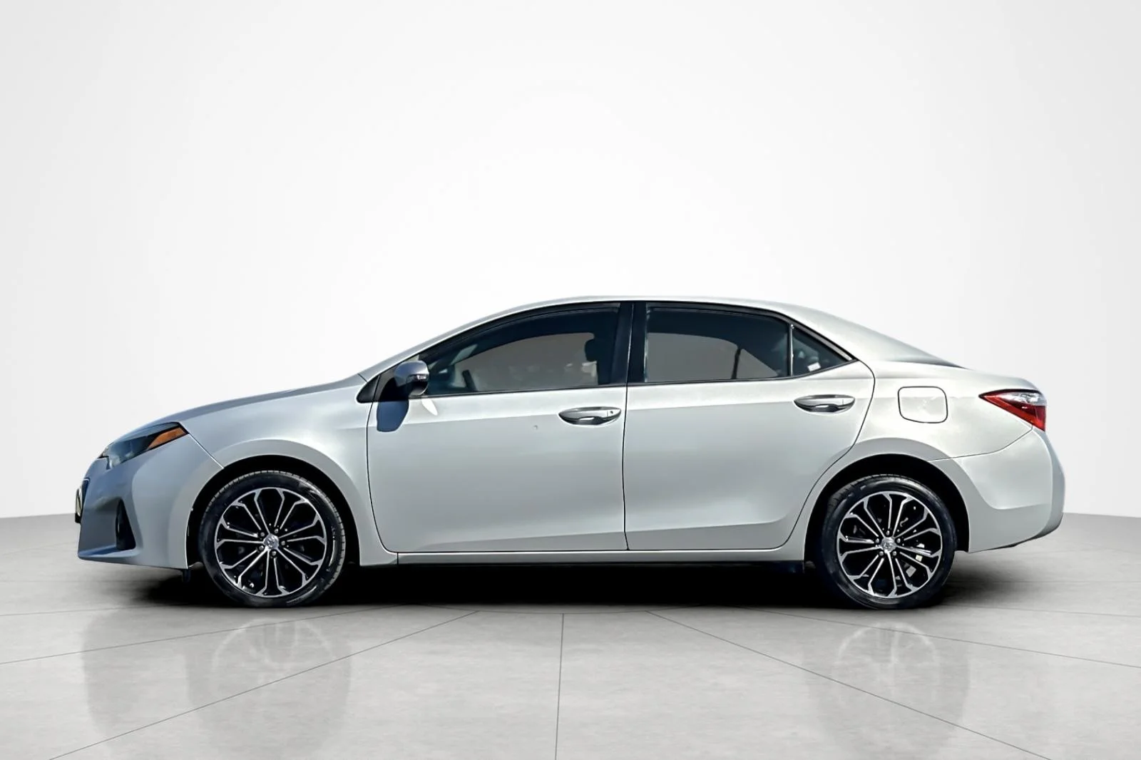 Used 2014 CLASSIC SILVER Toyota S Plus image 2