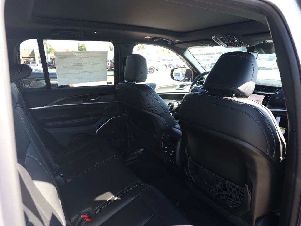 New 2026 Bright White Clear-Coat Exterior Paint Jeep Limited image 16