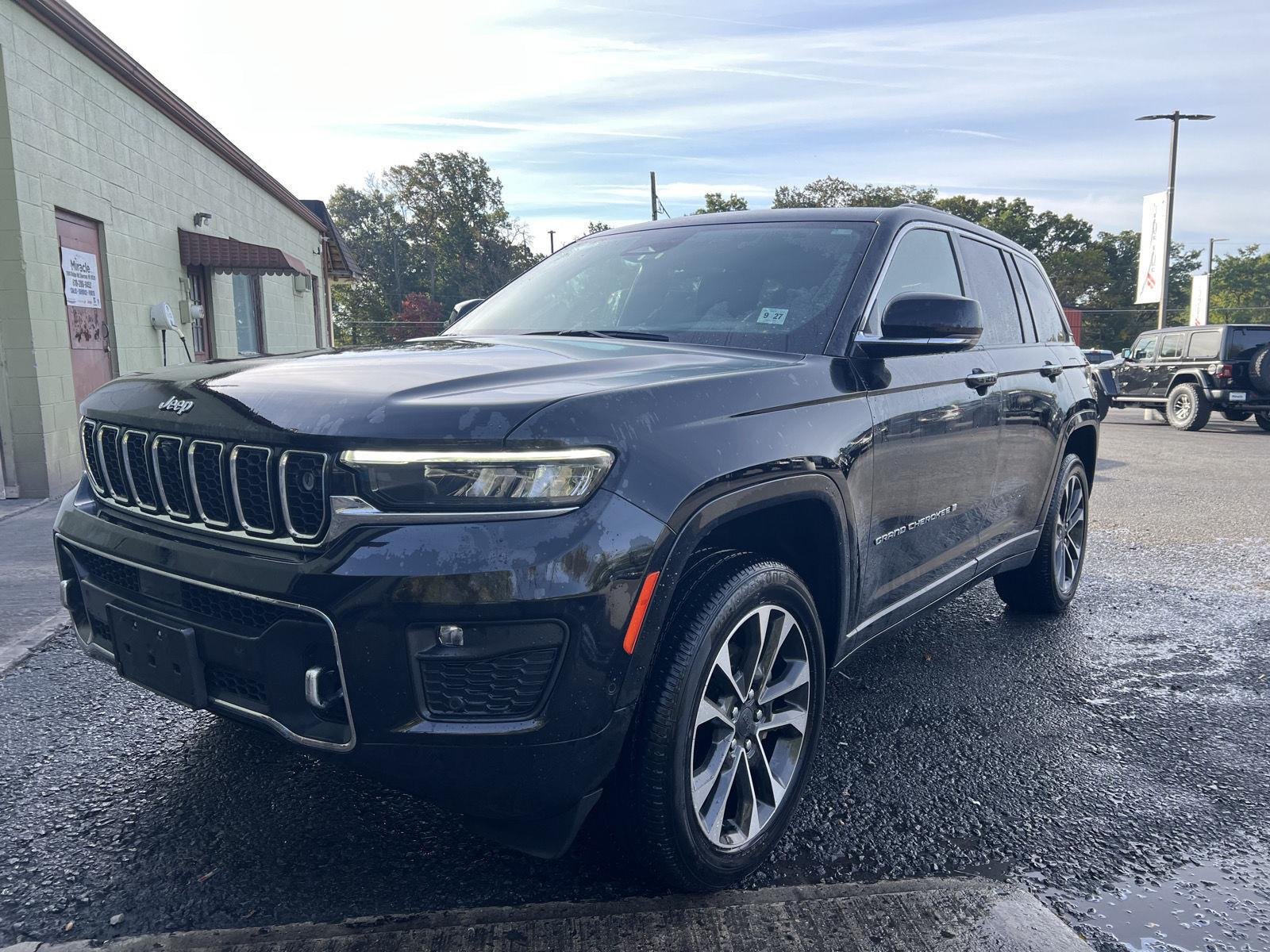 Used 2022 Diamond Black Crystal Pearlcoat Jeep Overland image 6