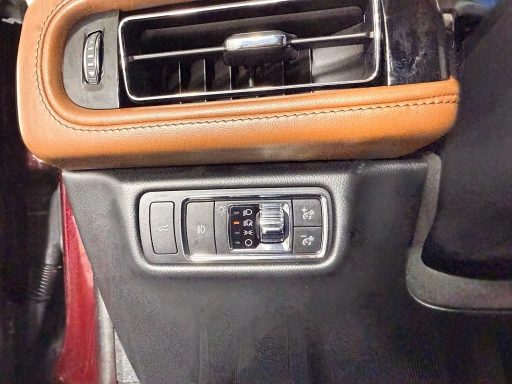 Used 2021 Red Lincoln Reserve image 26