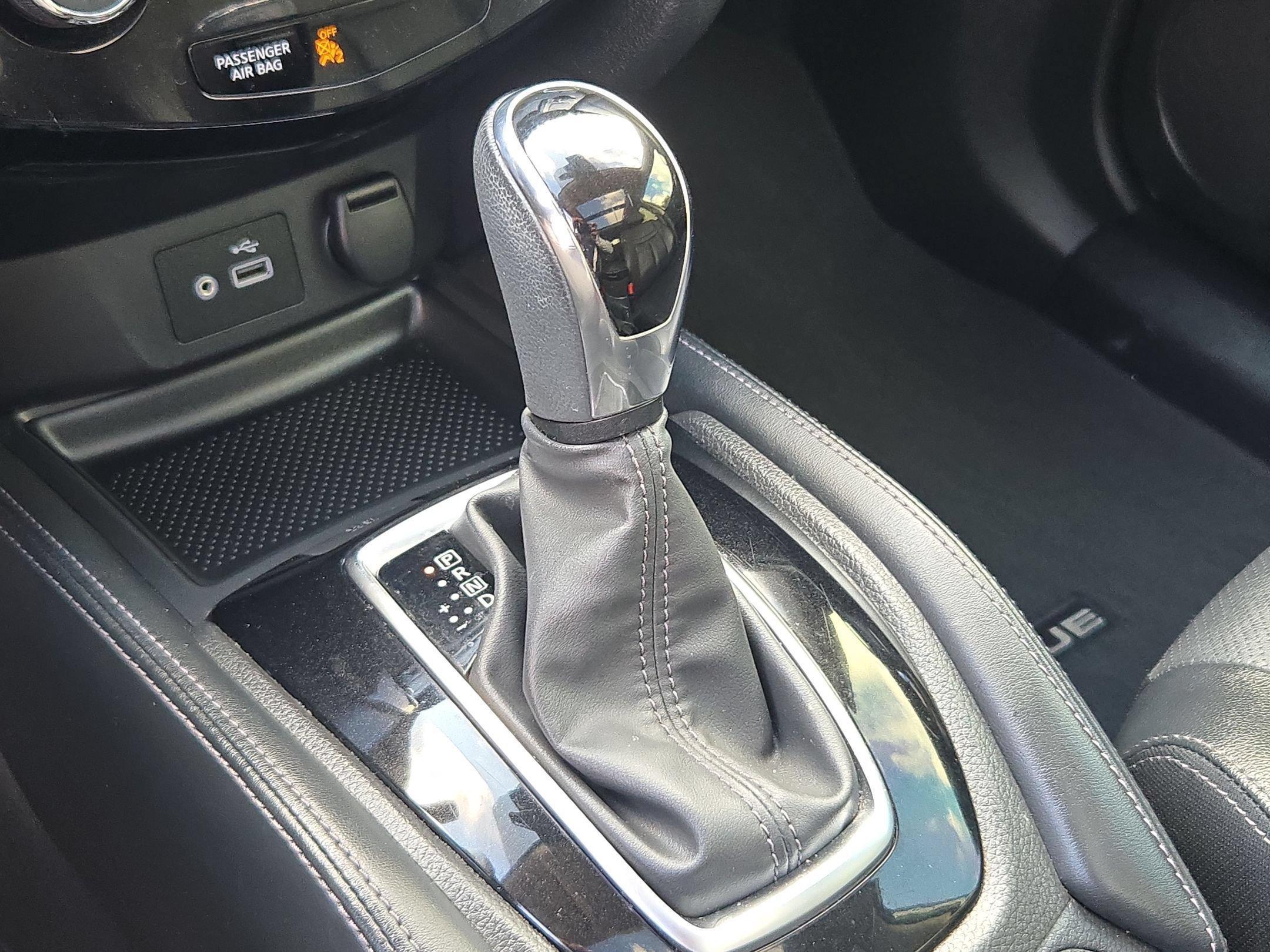 Used 2018 Pearl White Nissan SL image 21