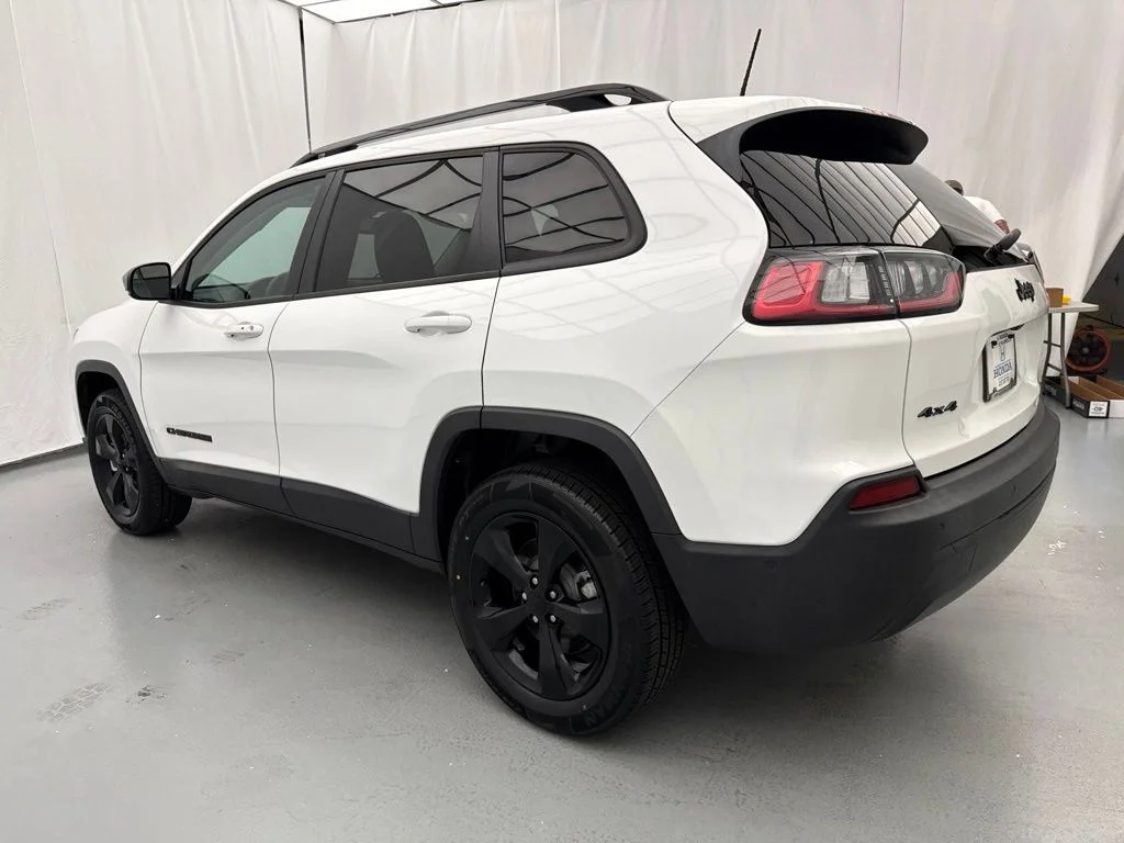 Used 2023 White Jeep Altitude image 5