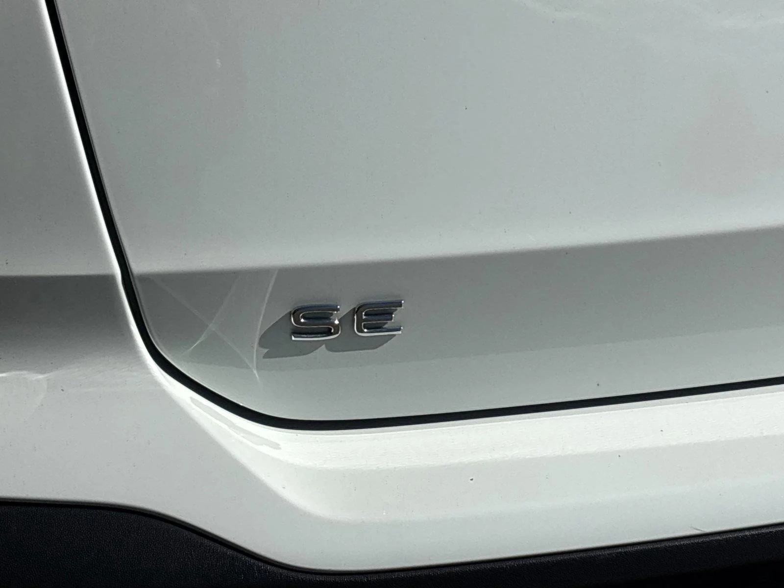 Certified Used 2023 Pure White Volkswagen SE image 10