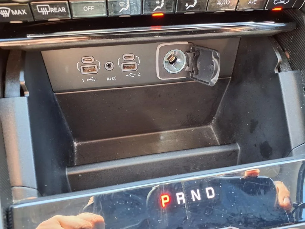 Used 2023 White/off-white Jeep Laredo image 10