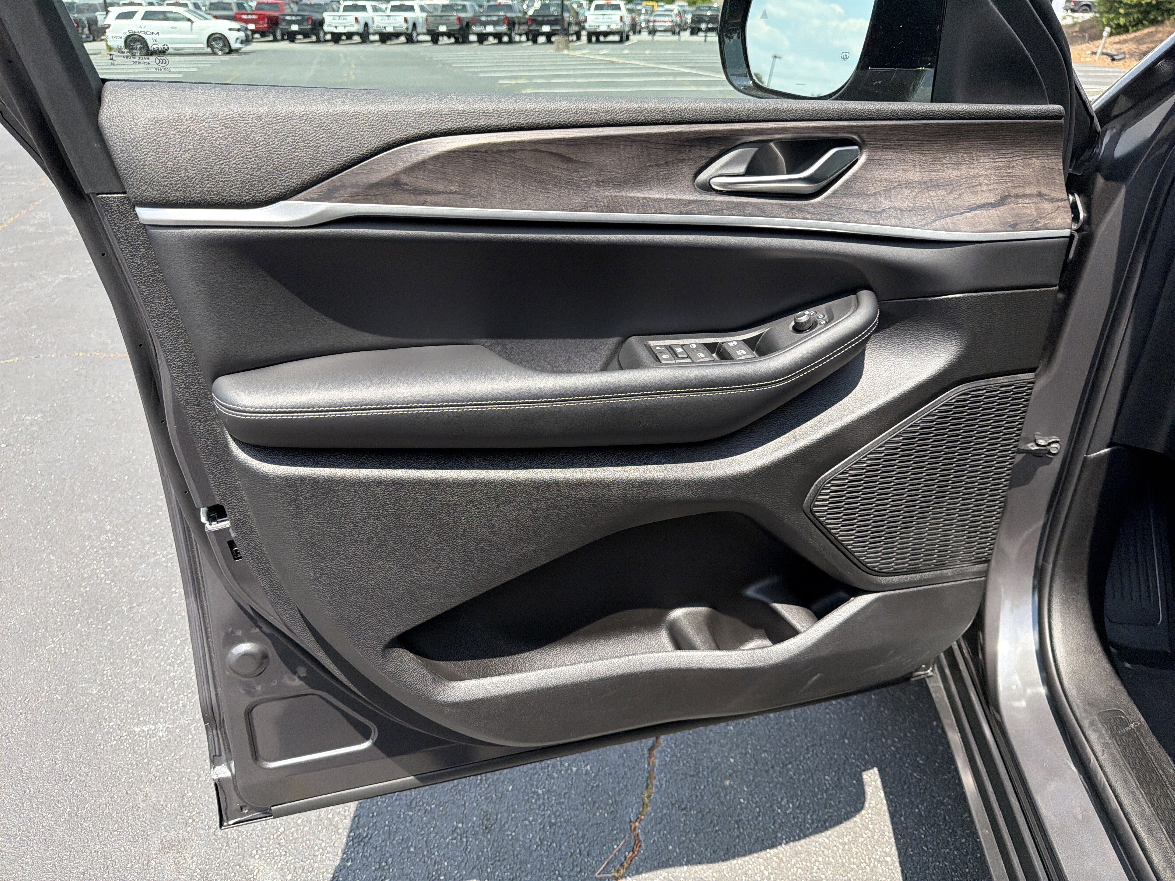 New 2026 Baltic Gray Metallic Clear-Coat Exterior Paint Jeep Altitude image 12