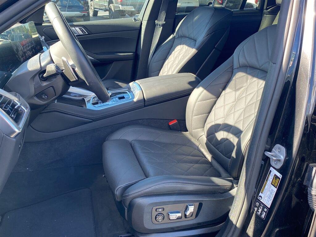 Used 2026 Black Sapphire Metallic BMW M60i image 2