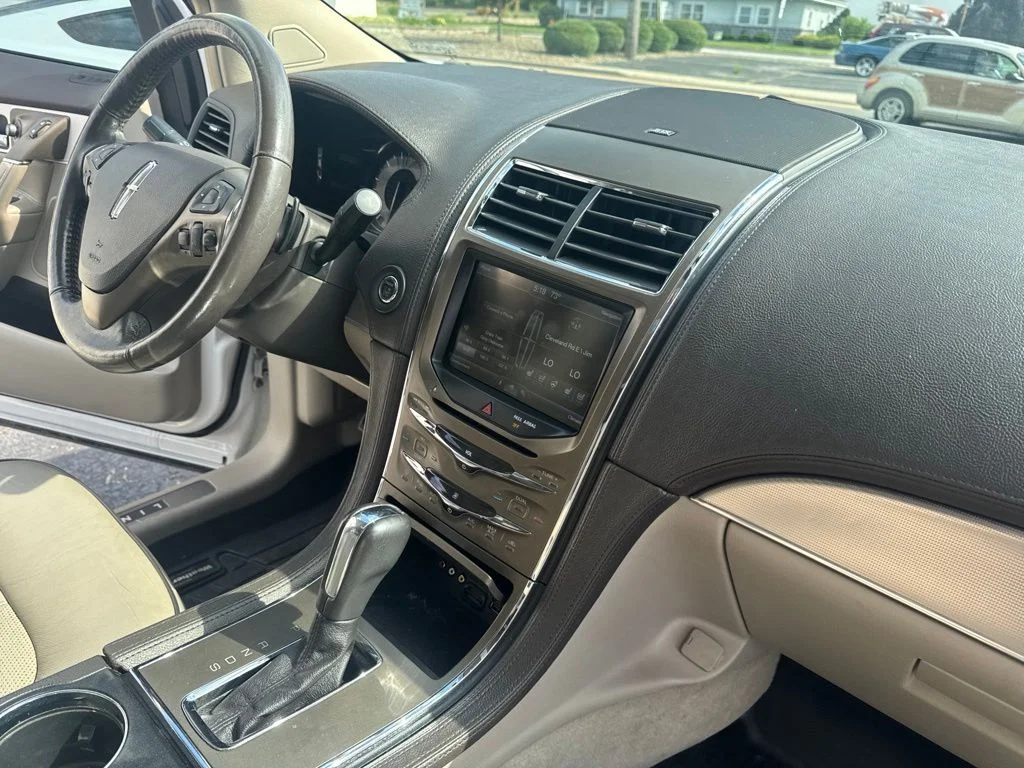 Used 2015 White Lincoln Base image 37