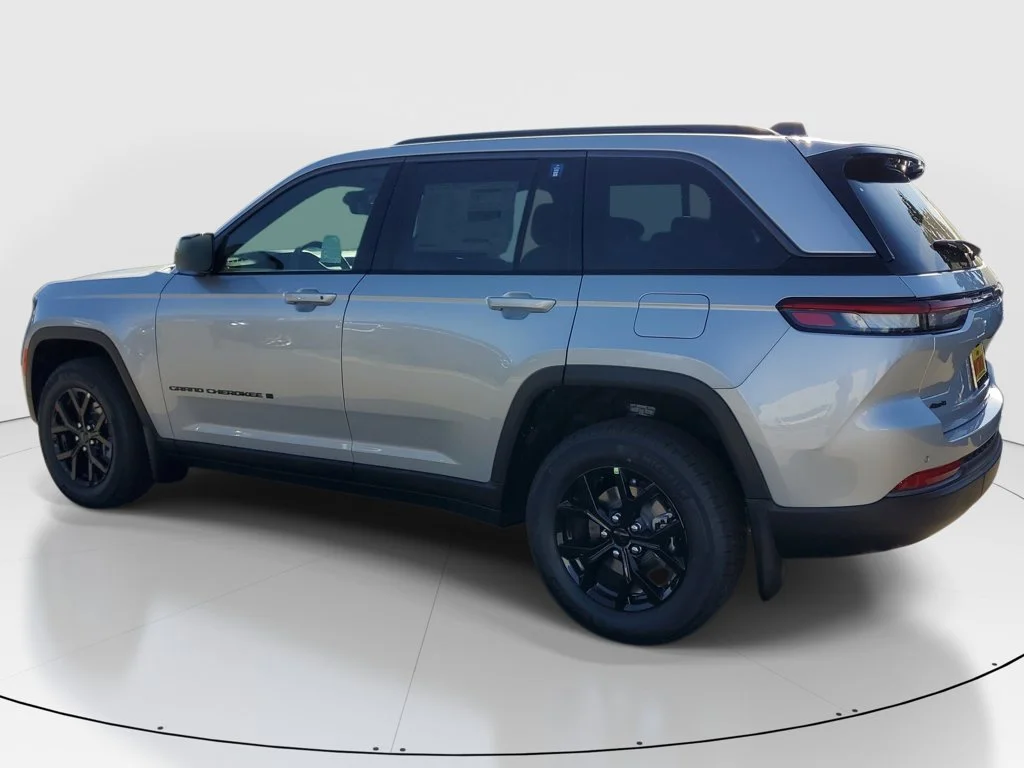 New 2026 Silver Zynith Exterior Paint Jeep Altitude image 6