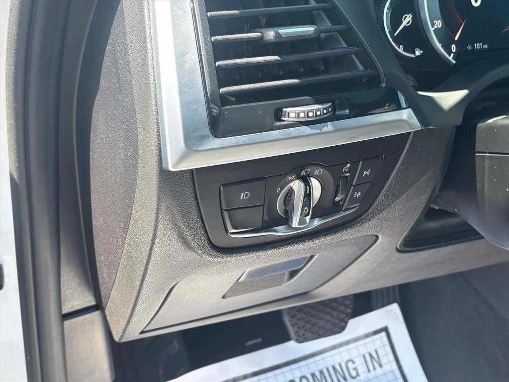 Used 2019 White BMW xDrive30i image 9