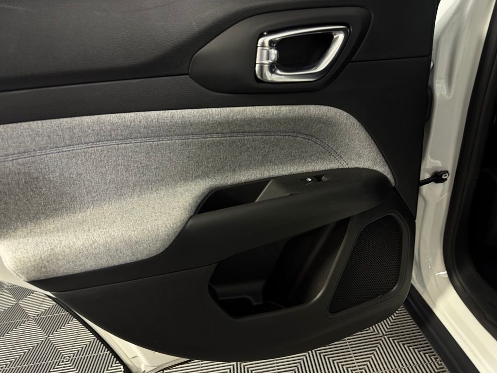 Used 2025 White Jeep Latitude image 26