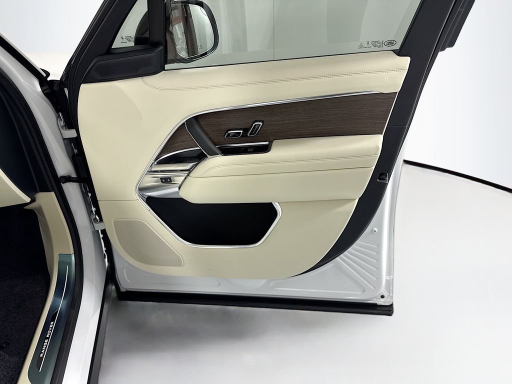 New 2026 Fuji White LAND ROVER SE 7 Seats image 26