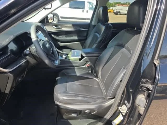 Used 2023 Diamond Black Crystal Pearlcoat Jeep Limited image 5