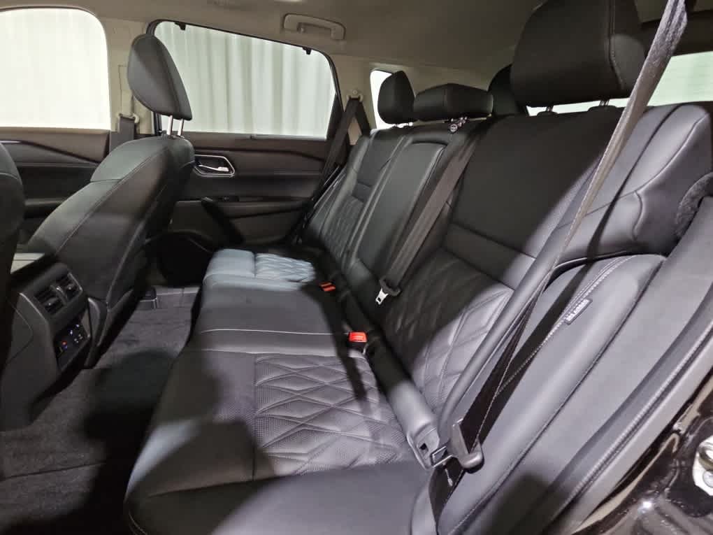 Used 2023 Super Black Nissan Platinum image 12