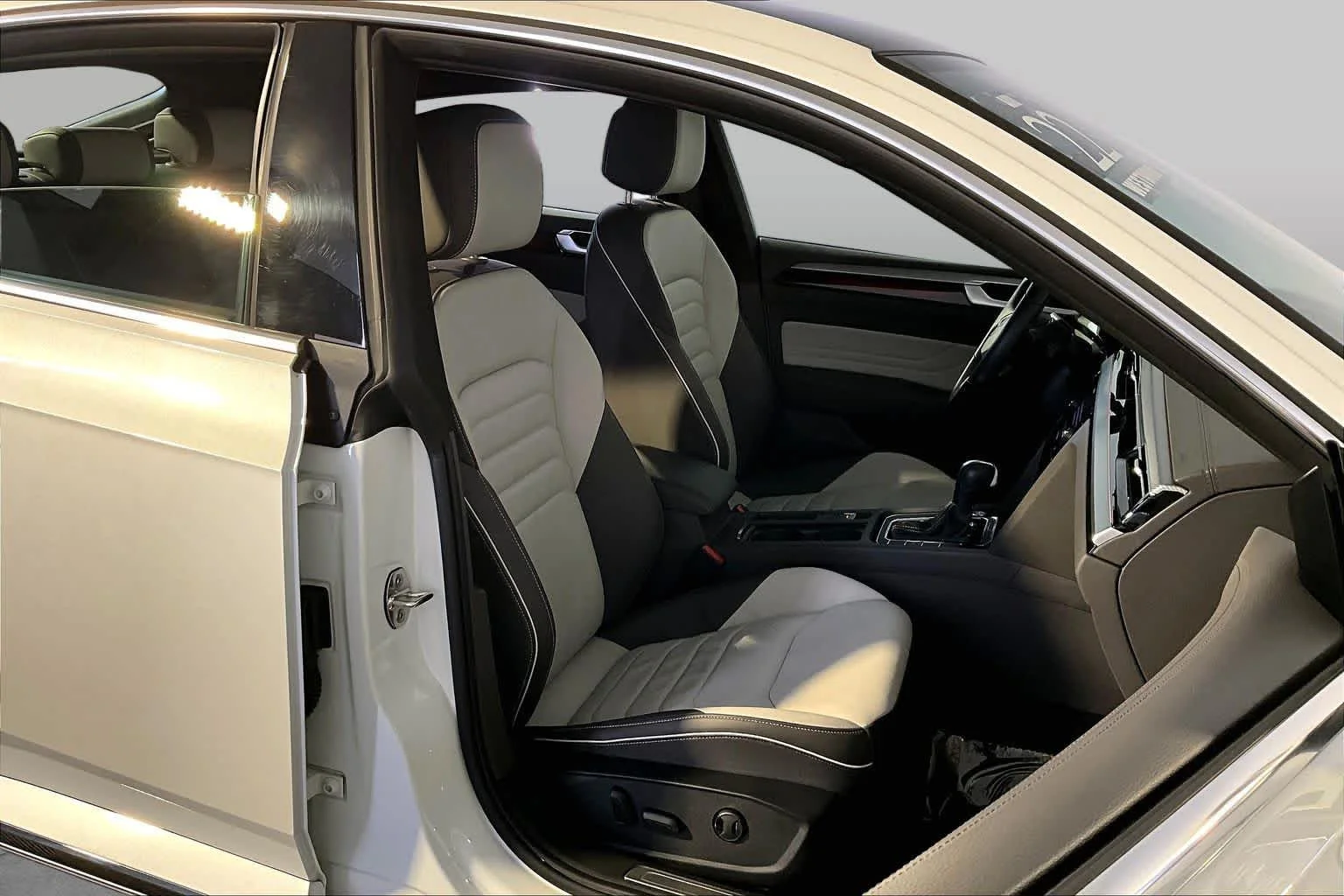 Used 2022 Oryx White Pearl Volkswagen SEL R-Line image 8
