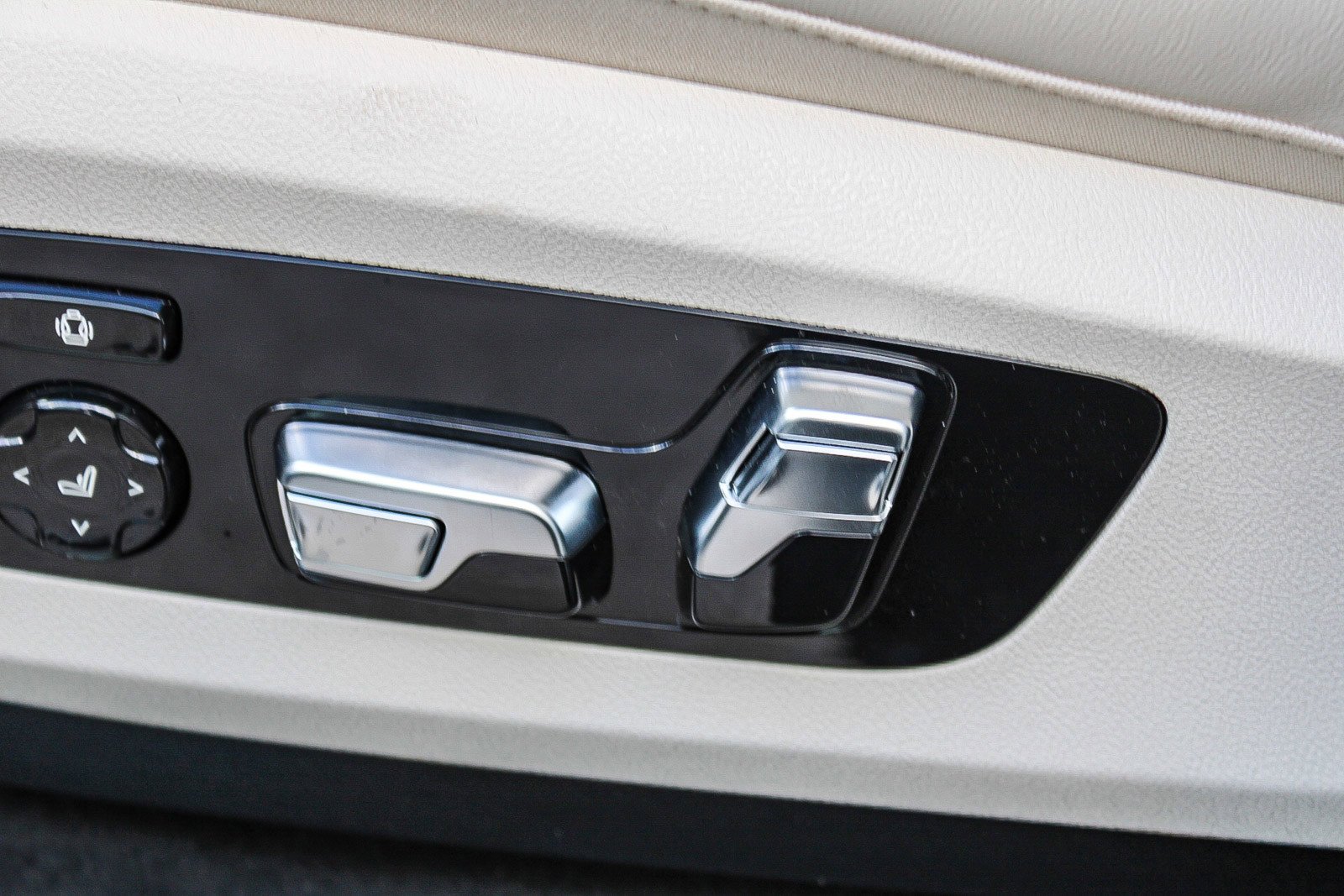 New 2026 Mineral White Metallic BMW xDrive40i image 16