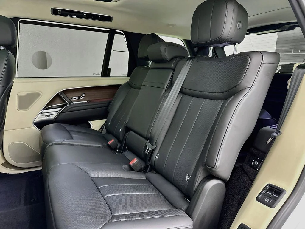Used 2024 White Land Rover SE image 25