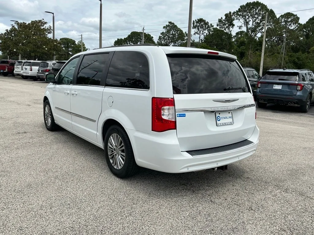 Used 2014 White Chrysler Touring-L image 9