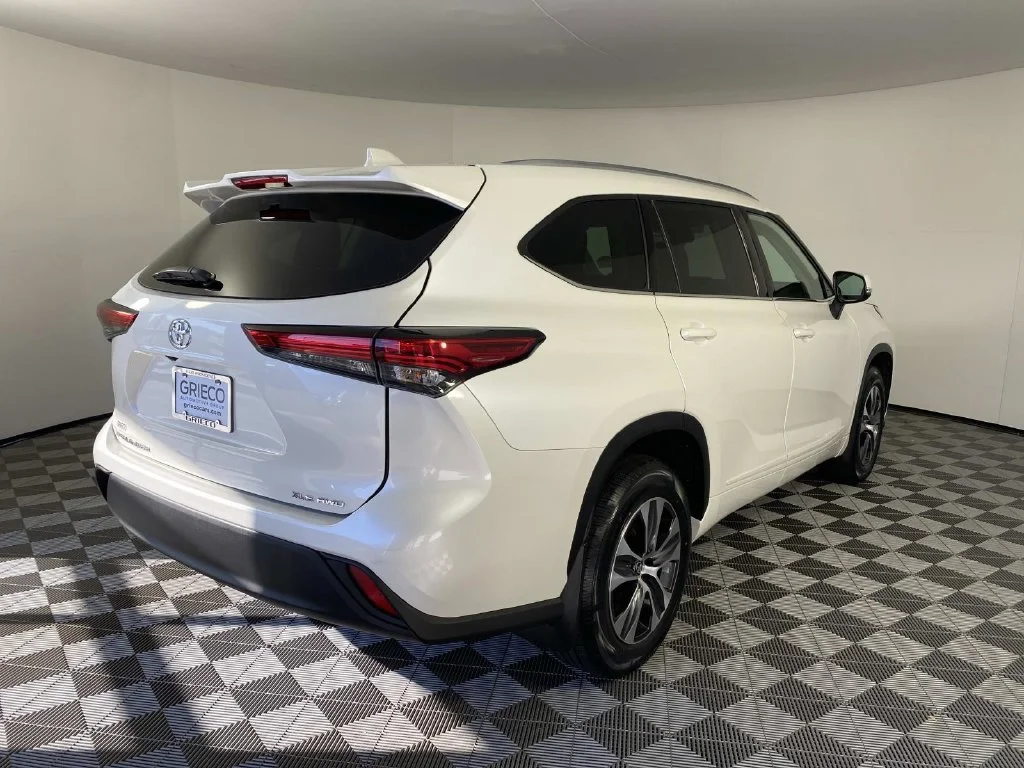 Used 2021 Blizzard Pearl Toyota XLE image 9