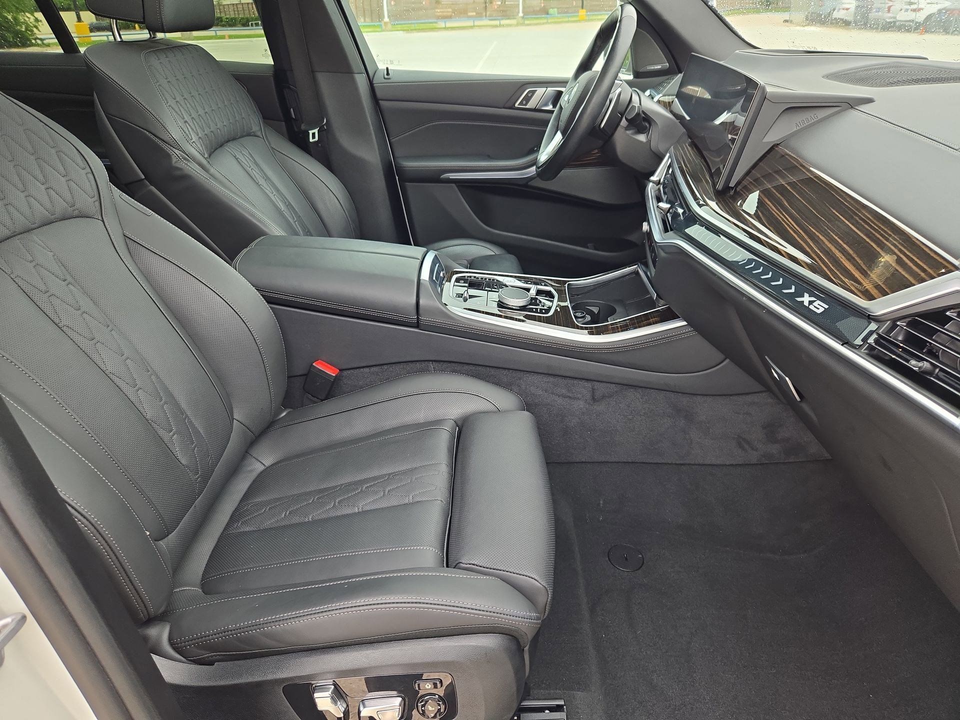 Used 2025 Alpine White BMW xDrive50e image 32