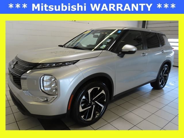 2022 Mitsubishi Outlander ES S-AWC's photo
