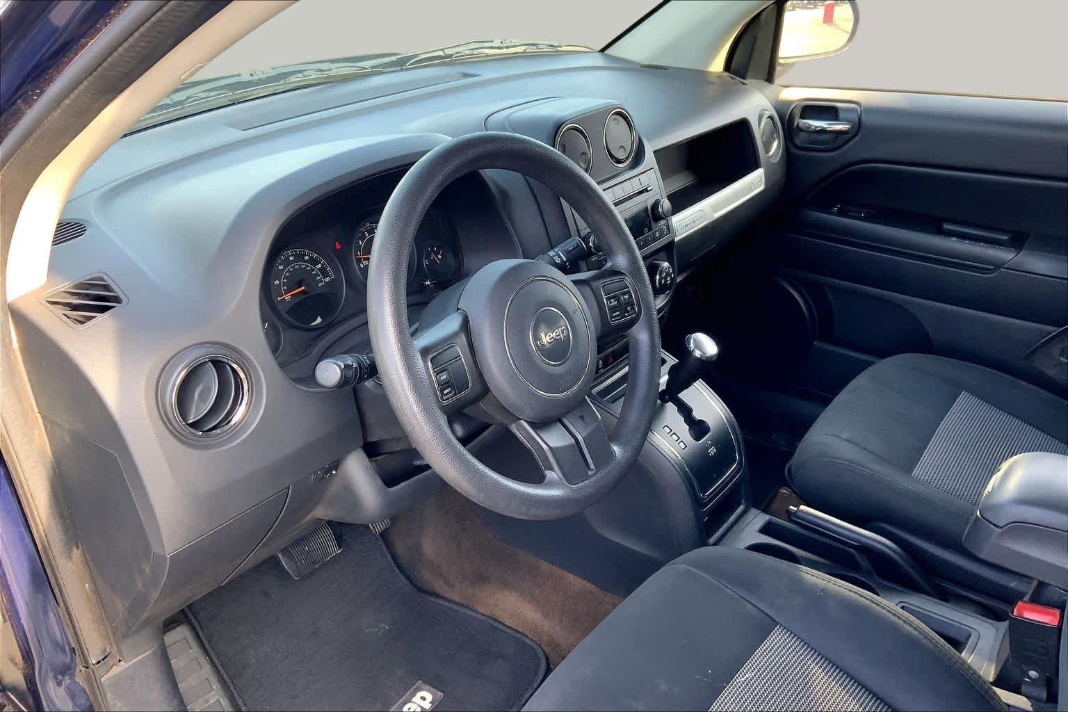 Used 2014 True Blue Pearlcoat Jeep Sport image 18