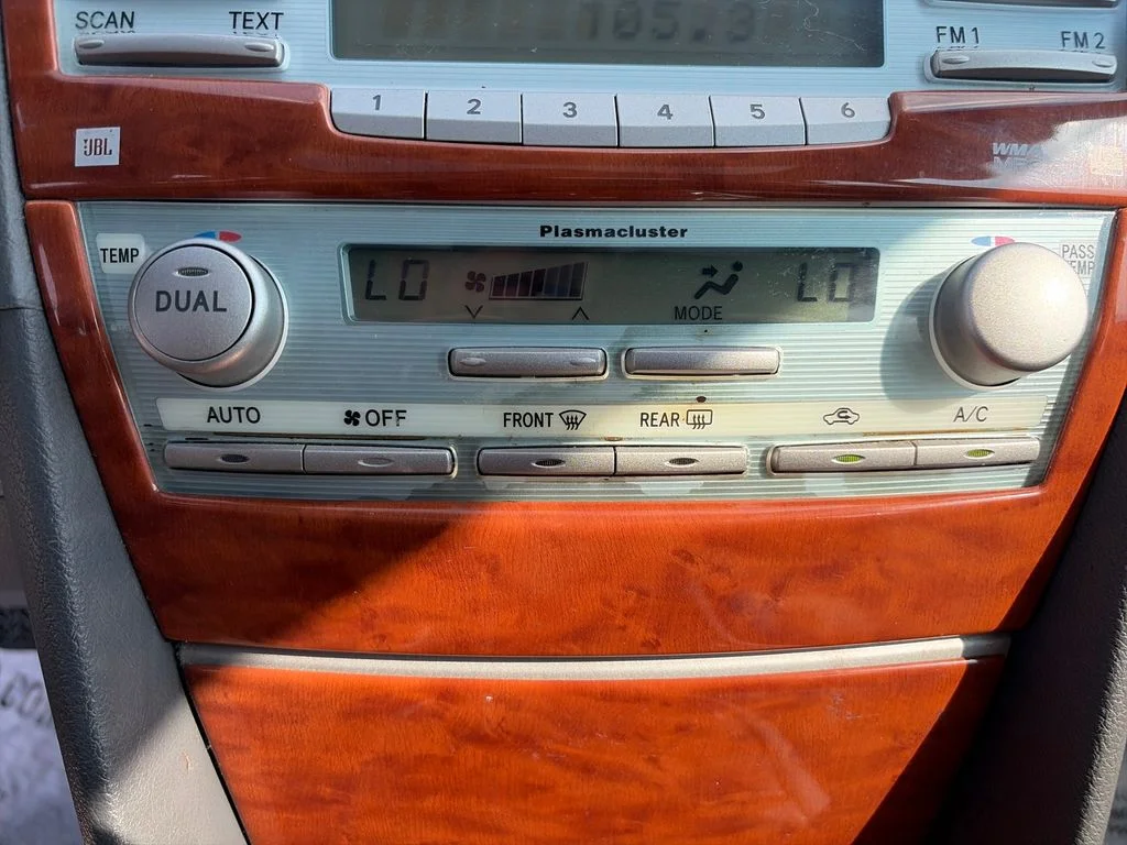Used 2009 White Toyota XLE image 17